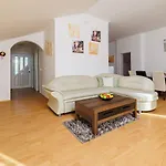Hundefreundliches Mit Grillbereich, Privatparkplatz, Wifi In Ruhiger Lage * Grižane