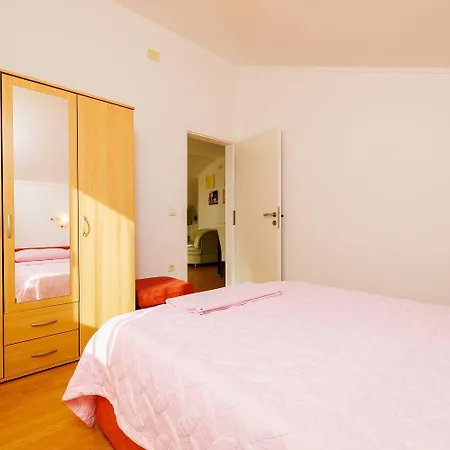 Hundefreundliches Mit Grillbereich, Privatparkplatz, Wifi In Ruhiger Lage *